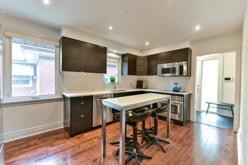 Slideshow PropertySpaces 10 Norseman Street, Etobicoke, ON, Canada