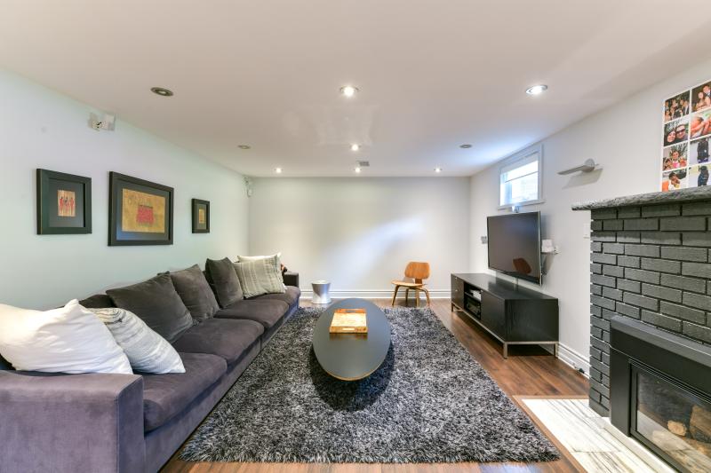 Slideshow PropertySpaces 10 Norseman Street, Etobicoke, ON, Canada