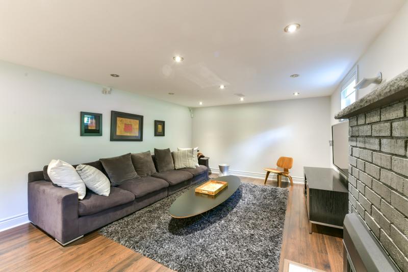 Slideshow PropertySpaces 10 Norseman Street, Etobicoke, ON, Canada