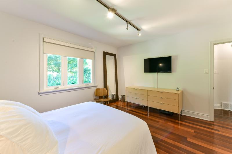 Slideshow PropertySpaces 10 Norseman Street, Etobicoke, ON, Canada