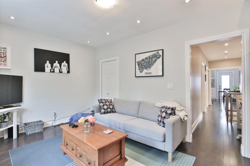 Slideshow PropertySpaces 489 Strathmore Boulevard, Toronto, ON, Canada