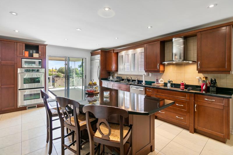 Slideshow PropertySpaces 231 Maple Leaf Drive, North York, ON M6L 1P2, Canada