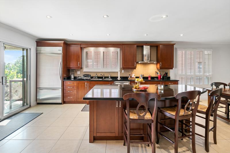 Slideshow PropertySpaces 231 Maple Leaf Drive, North York, ON M6L 1P2, Canada