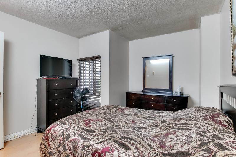 Slideshow PropertySpaces 50 Sunny Glenway Toronto, ON M3C 2Z5 Unit 110