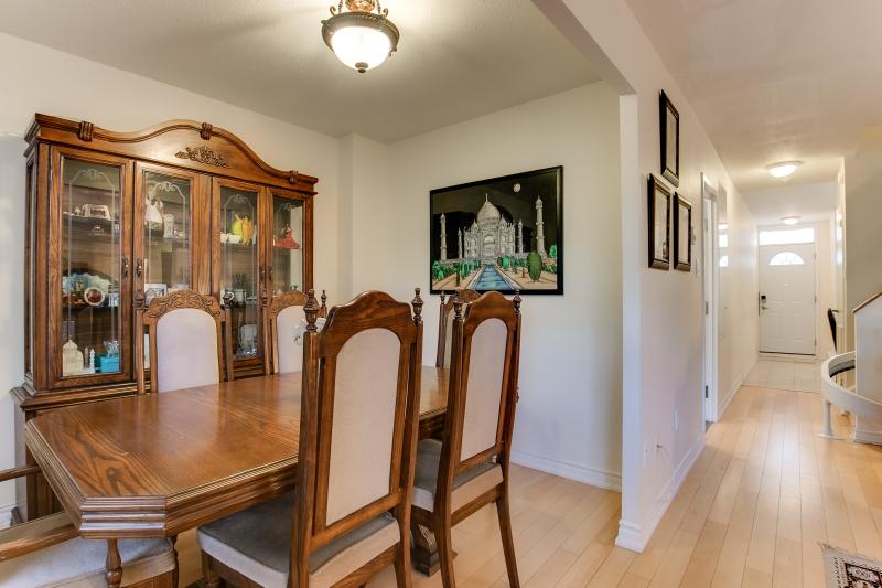 Slideshow PropertySpaces 50 Sunny Glenway Toronto, ON M3C 2Z5 Unit 110