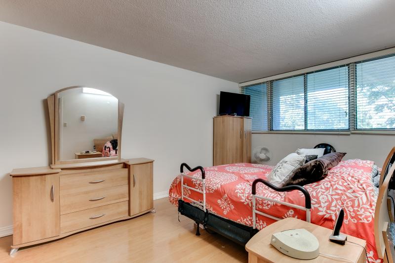 Slideshow PropertySpaces 50 Sunny Glenway Toronto, ON M3C 2Z5 Unit 110