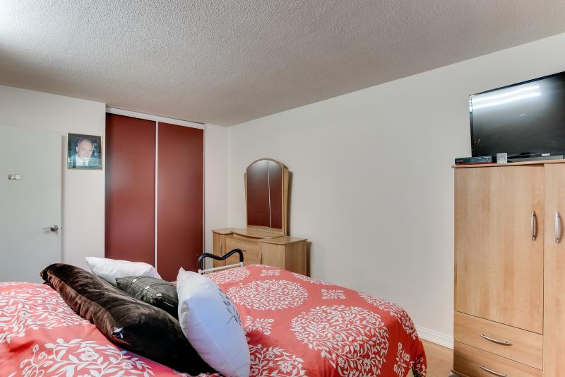 Slideshow PropertySpaces 50 Sunny Glenway Toronto, ON M3C 2Z5 Unit 110