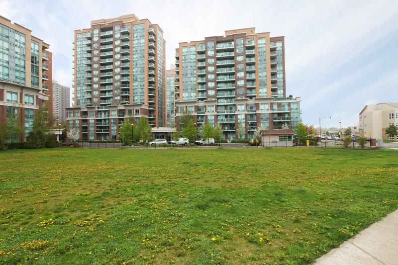 Slideshow PropertySpaces 15 Michael Power Place, Etobicoke, ON, Canada, Unit 506