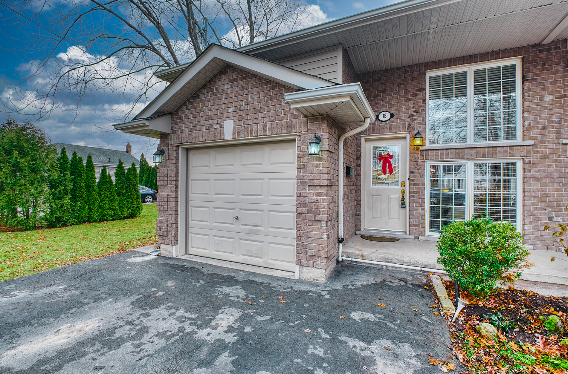 Slideshow PropertySpaces 18 Rosedale Ave, St. Catherines, ON. L2P1Y5